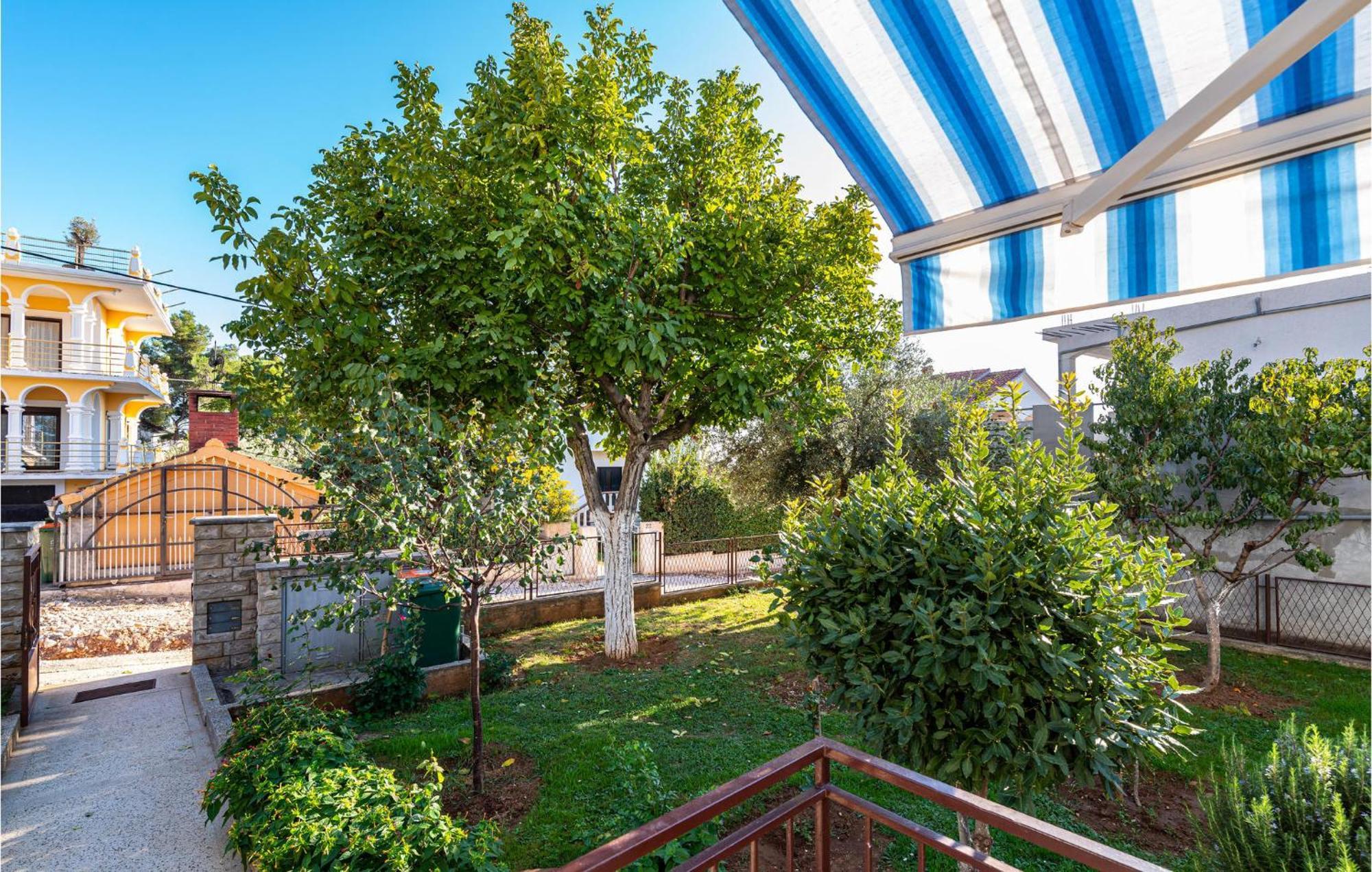 2 Bedroom Cozy Apartment In Zadar Exterior photo